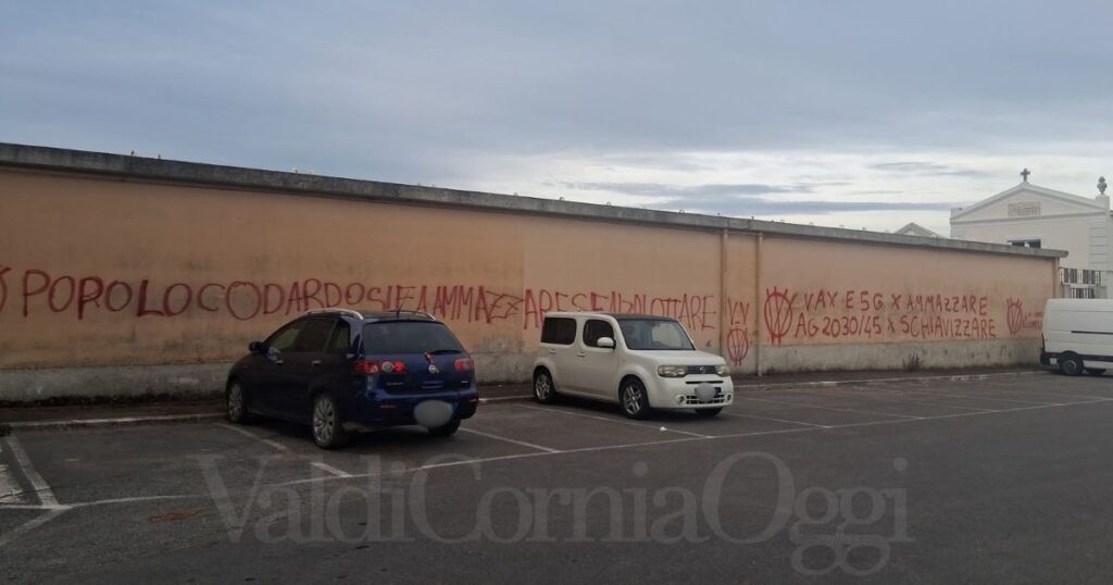 Un'altra immagine delle scritte al cimitero