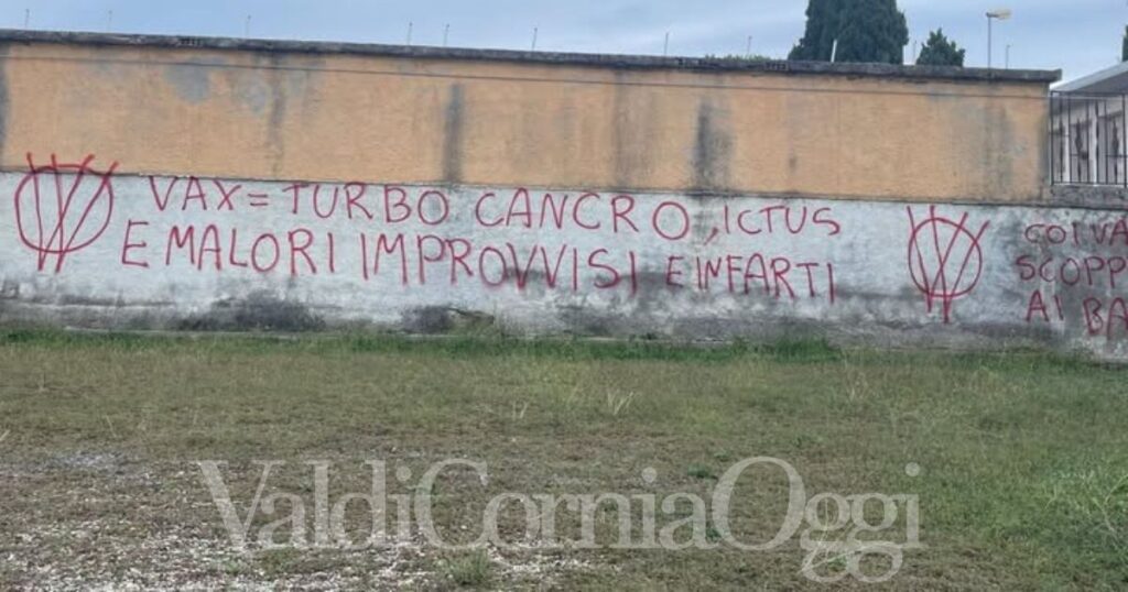 Le scritte no vax al cimitero di Riotorto