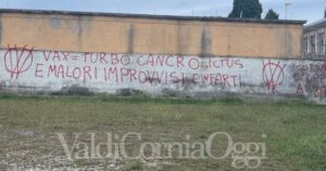 Le scritte no vax al cimitero di Riotorto