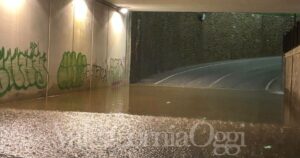 Il sottopasso nord di San Vincenzo invaso dall'acqua durante il nubifragio di martedì 20 ottobre